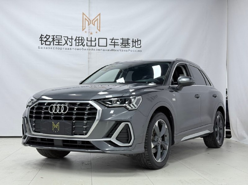 Серый Audi Q3 35 TFSI Sport, вид спереди и сбоку