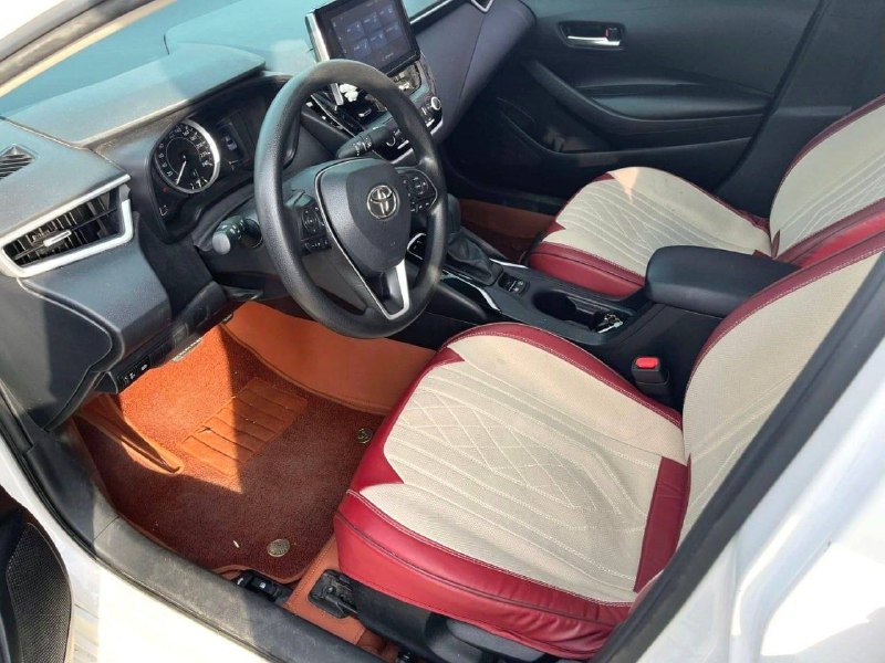 Передние кресла и руль Toyota Corolla, салон с левым расположением руля