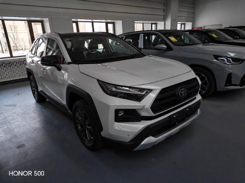 Белый Toyota RAV4 с чёрной крышей в шоуруме
